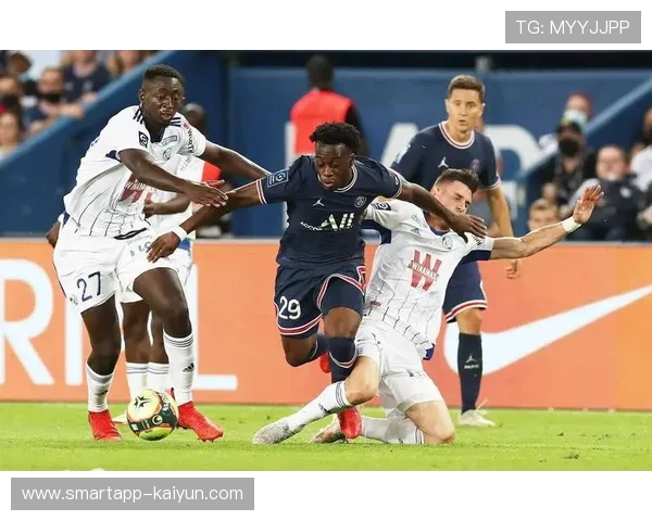 法甲二十轮巴黎圣日耳曼客场作战，新中卫搭档默契度受考验